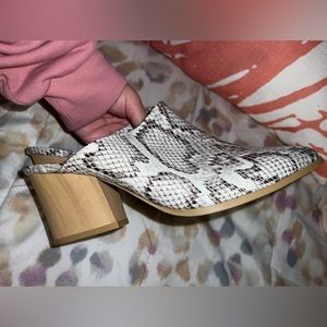 Snake pattern Pointed Toe Heels